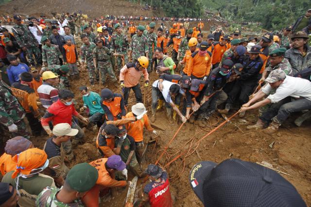 Broj poginulih u Indoneziji nakon stravičnih poplava popeo se na 32, dok spasilačke ekipe tragaju za još 70 nestalih osoba.