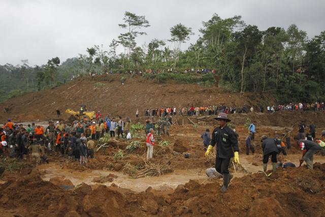 Broj poginulih u Indoneziji, nakon stravičnih poplava, popeo se na 32, dok spasilačke ekipe tragaju za još 70 nestalih osoba.