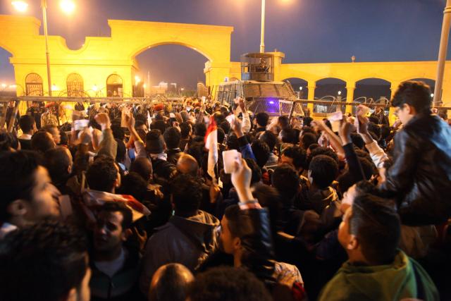 Najmanje 22 osobe poginule su sinoć u sukobu policije i navijača fudbalskog kluba Zamalek u Kairu, uoči utakmice prvenstva Egipta protiv ekipe Enpi, potvrdio je državni tužilac.