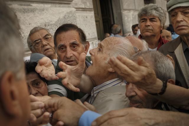 Danas su u Grčkoj specijalno otvorene banke koje će isplaćivati penzije penzionerima koji nemaju bankovne kartice.