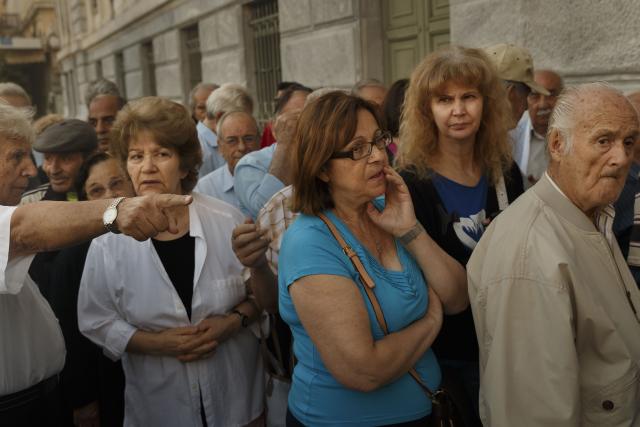 Danas su u Grčkoj specijalno otvorene banke koje će isplaćivati penzije penzionerima koji nemaju bankovne kartice