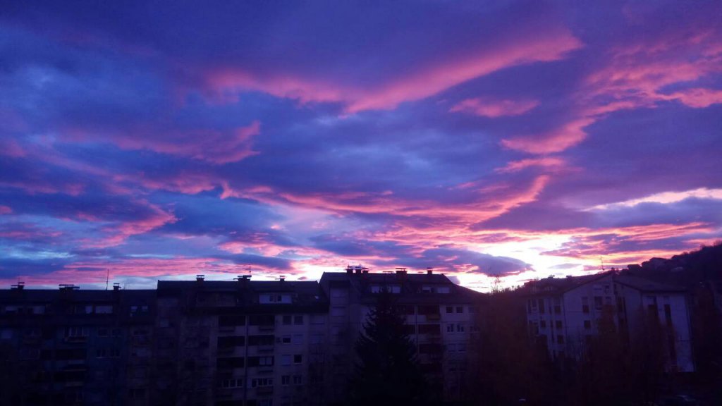 Izlazak sunca koje se probija kroz oblake nad Banjalukom (Foto: Saška Kuruzović)