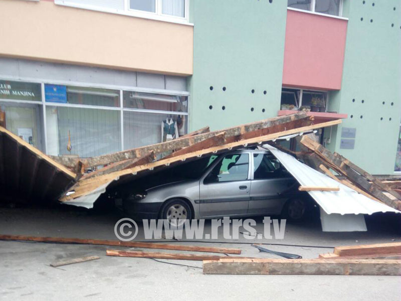 Orkanski vjetar u Banjaluci oborio limeni krov na auto