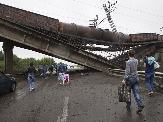 Ukrajina: srušeni most prema Donjecku - Foto: AP