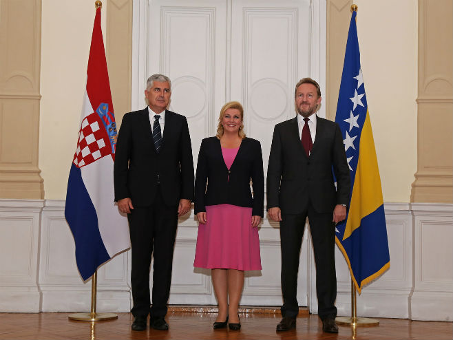 Hrvatska predsjednica sa Čovićem i Izetbegovićem (foto: predsjednistvobih.ba) - 