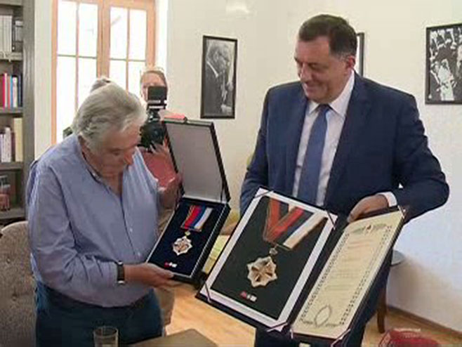 Predsjednik RS Milorad Dodik odlikovao bivšeg predsjednika Urugvaja Hosea Muhiku - Foto: RTRS