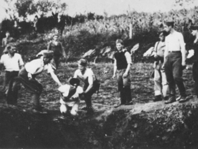 Originalan snimak- Ustaše kod Livna bacaju Srbe u jamu  krajem jula ili početkom avgusta 1941.(foto:wikipedia.org) - 