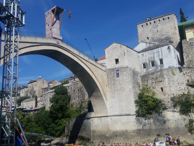 Mostar: Skokovi sa Starog mosta - Foto: SRNA
