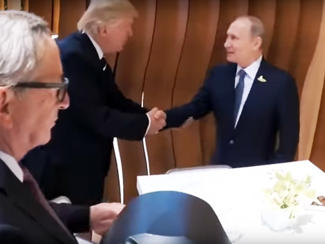 Rukovanje Trampa i Putina - Foto: Screenshot/YouTube