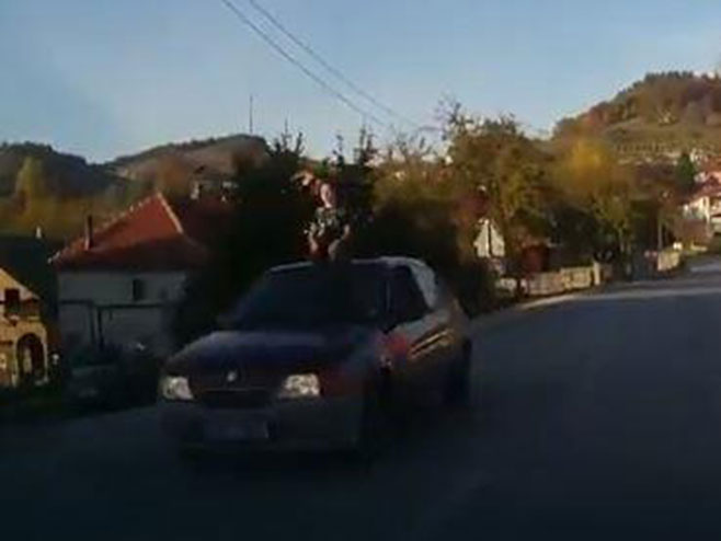 Uhapšen vozač koji je vozio dijete na krovu svog automobila - Foto: Screenshot/YouTube