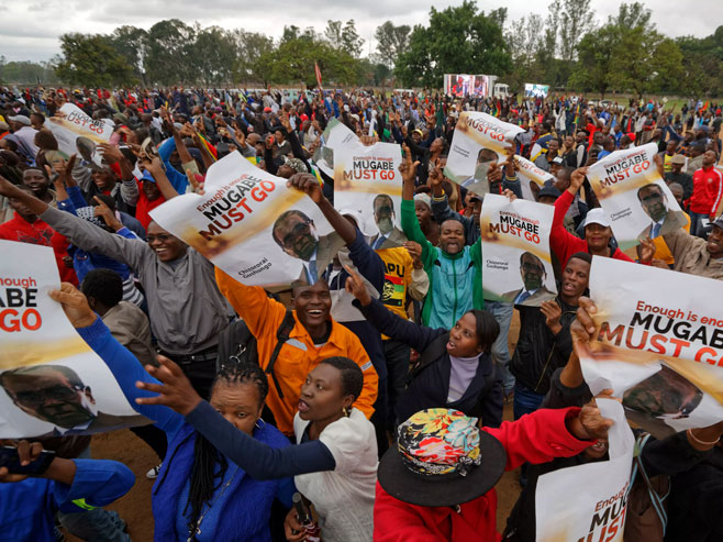 Učesnici protestnog marša protiv Mugabea (foto:www.wbir.com) - 