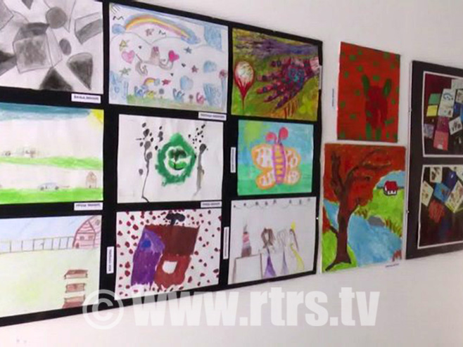 Izložba dječijih crteža - Foto: RTRS