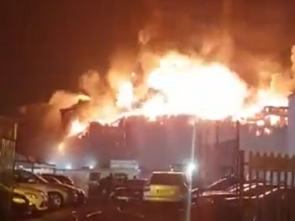 London: Izgorjela fabrika boje  (Foto: Screenshot Twitter) - 