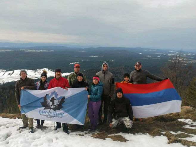 Planinari "Visočnika" raširili zastavu Srpske na Velikom Žepu - Foto: SRNA