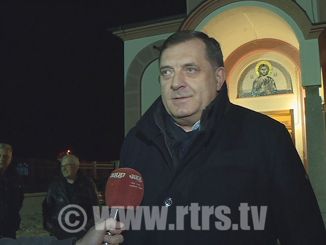 Dodik na molebanu - Foto: RTRS