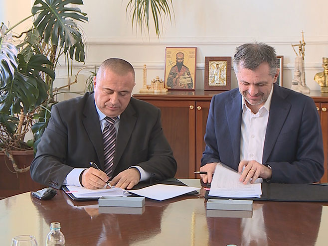 Radojičić i Međed potpisuju sporazum - Foto: RTRS