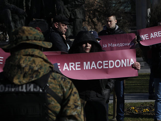 Makedonija: Demonstranti zapalili zastavu NATO-a ispred Sobranja  (Foto:AP Photo/ Boris Grdanoski) - 