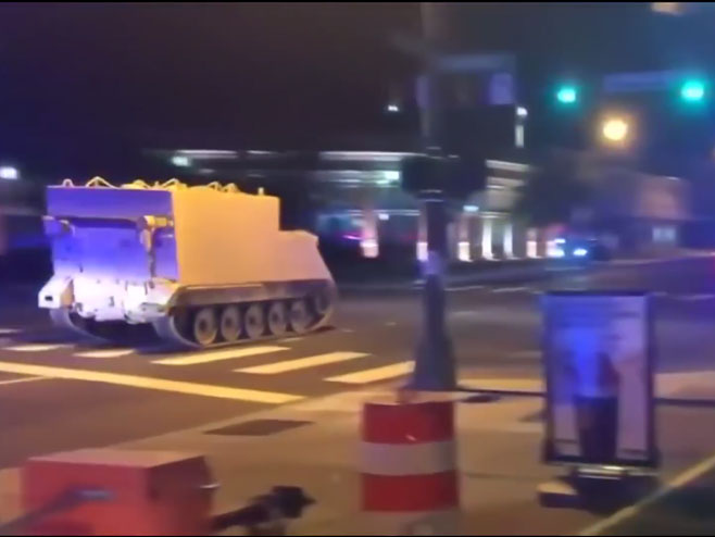 Oklopno vozilo juri ulicama Virdžinije (foto: youtube.com / Guardian News) - 
