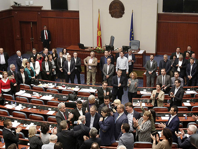 Makedonska opozicija napustila Sobranje zbog dogovora o imenu države (foto:AP/ Boris Grdanoski) - 