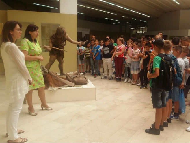 Djeca sa Kosmeta posjetila Muzej Republike Srpske - Foto: SRNA