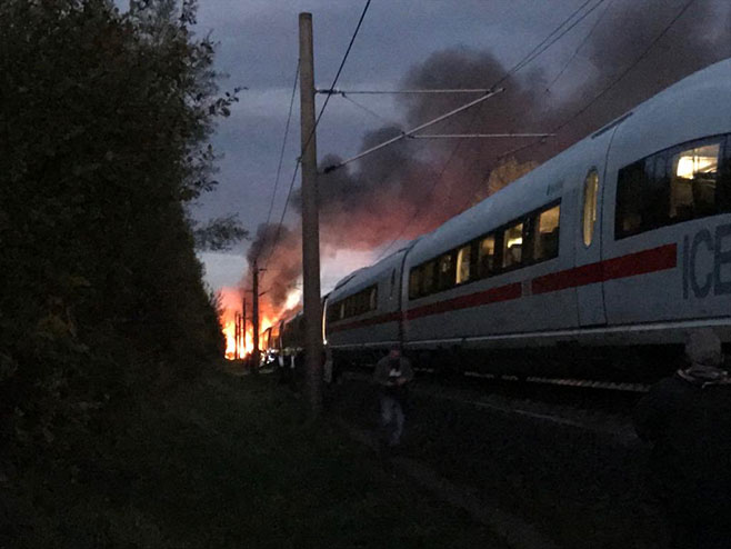 Zapalio se voz koji se kretao od Frankfurta do Kelna(foto:twitter.com) - 
