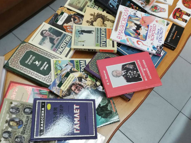 Ambasada Ruske Federacije u Sarajevu donirala knjige i CD izdanja - Foto: SRNA