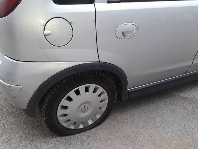 Prijedor,oštećeni pneumatici na više vozila - Foto: RTRS