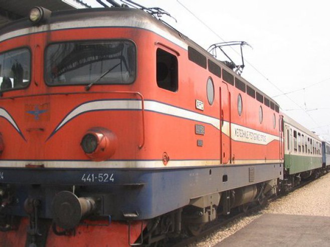 Željeznice Srpske: Lokomotiva naletjela na vozilo na prelazu, nema povrijeđenih (FOTO)