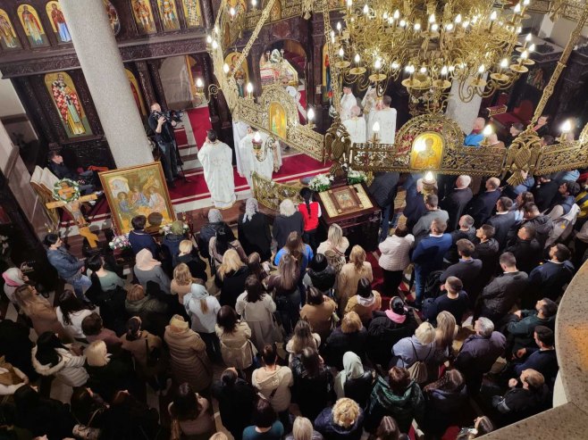Vladika Јefrem služi vaskršnju liturgiju u Sabornom hramu Hrista Spasitelja