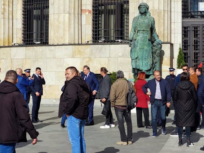 Dodik sa građanima ispred Palate Republike uoči mitinga "Srpska te zove" (FOTO)
