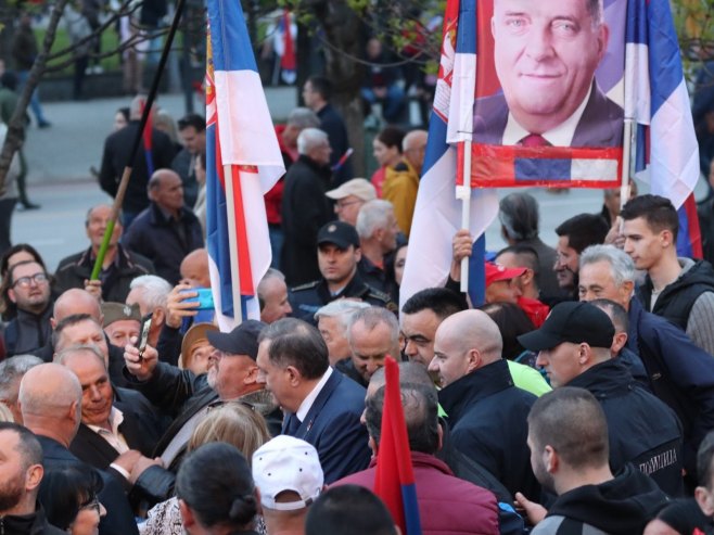 Dodik sa okupljenima na mitingu - Foto: ZIPAPHOTO/Borislav Zdrinja