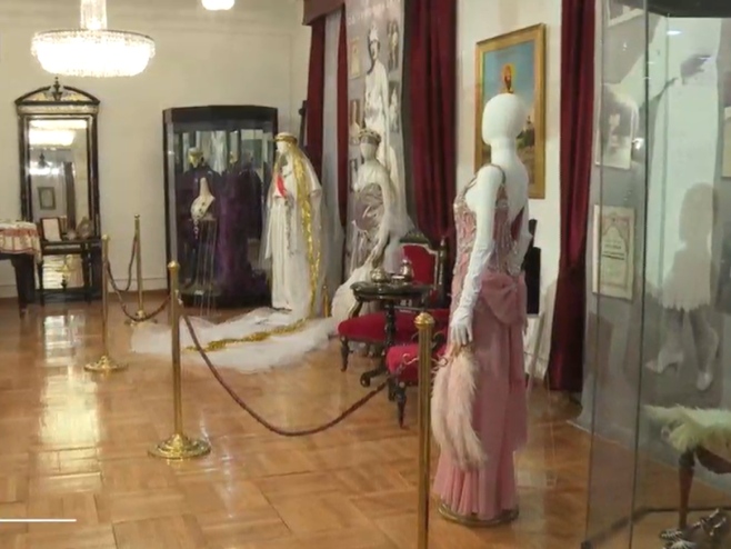 Izložba "Ponovni susret": Replika vjenčanice i nakita kraljice Marije od Јugoslavije (VIDEO)