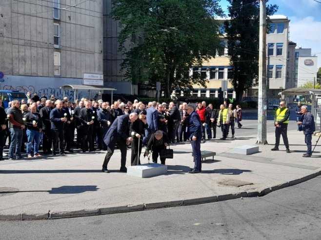 Mirnom šetnjom u Dobrovoljačkoj ulici obilježavanje 32 godine od zločina (FOTO/VIDEO)