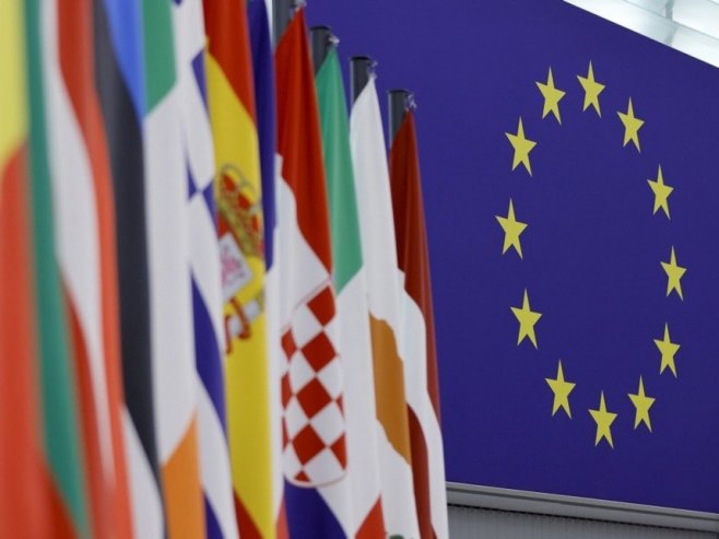 Zastave evropskih zemalja (Foto: EPA/RONALD WITTEK) - 