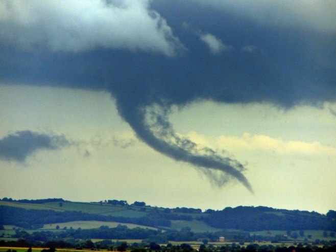 Tornado (foto: EPA/STEVE HUGHES UK AND IRELAND OUT - ilustracija) - 