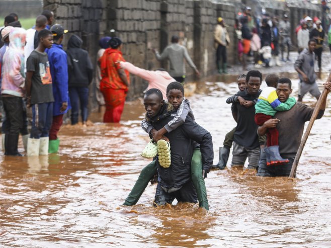 Najmanje 20 osoba poginulo u poplavama u Keniji (VIDEO)