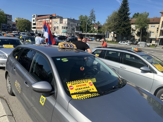 Protestna vožnja banjalučkih i beogradskih taksista zbog rezolucije o Srebrenici (VIDEO)