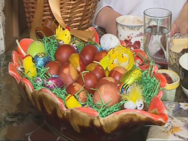 Farbanje jaja - jedan od najljepših i najradosnijih običaja koji prethodi Vaskrsu (VIDEO)