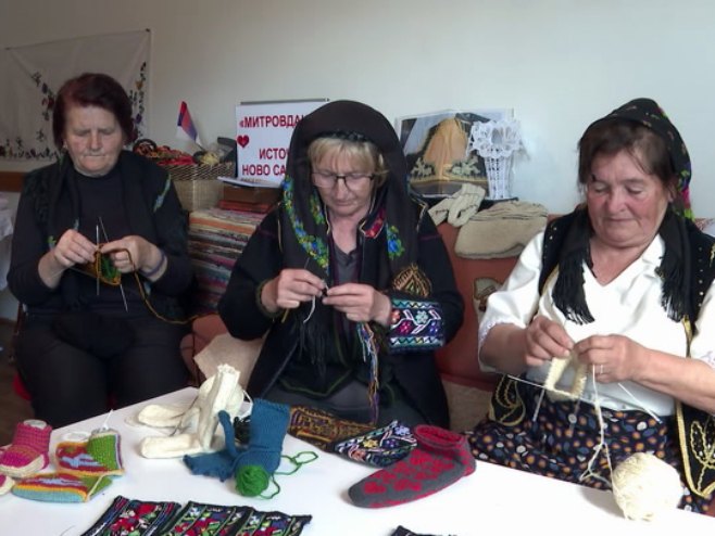 Udruženje "Mitrovdanak" njeguje tradiciju i čuva od zaborava izradu ručnih radova (VIDEO)