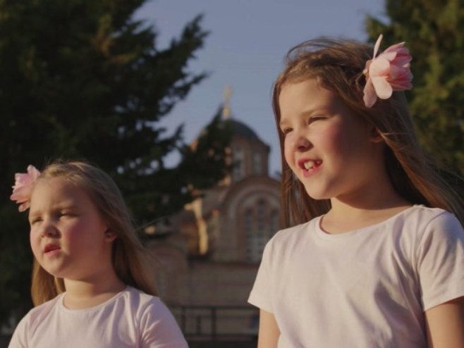 Sveštenik iz Trebinja i njegove kćerke snimili pjesmu o Vaskrsu (VIDEO)